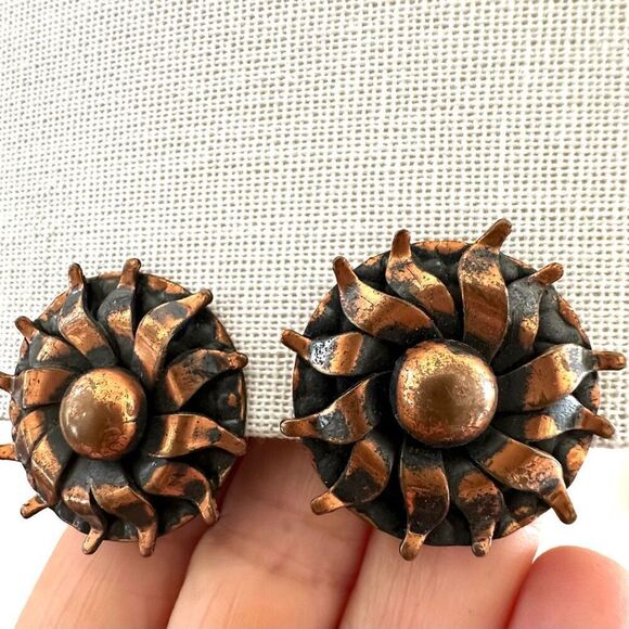 Vintage copper floral clip on earrings - Picture 1 of 6